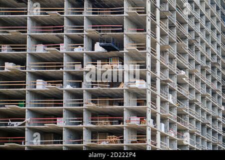 Planchers non finis d'un bâtiment de plusieurs étages sans murs extérieurs. Extérieur d'une maison avec des appartements vides infinis, arrière-plan Banque D'Images