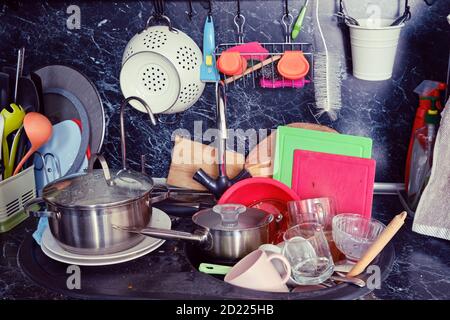 Ustensiles de cuisine après la cuisson et le festin déversés non lavés le lavabo Banque D'Images