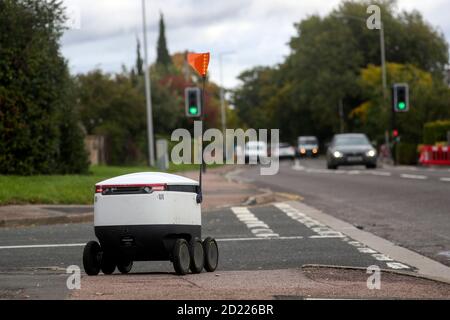 Un robot autonome fabriqué par Starship technologies livre de la nourriture à Newport Pagnell, Buckinghamshire. Banque D'Images