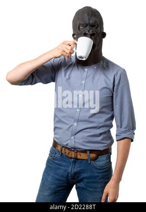 Homme portant un masque de gorille buvant une tasse de café. Arrière-plan blanc isolé. Prise de vue moyenne. Banque D'Images