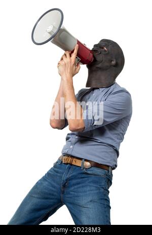 Homme dans le masque de gorille criant sur le mégaphone. Découpe isolée sur fond blanc. Trois quarts de longueur. Banque D'Images