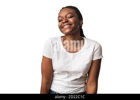 Black Lady avec des bretelles dentaires souriantes posant sur fond blanc Banque D'Images