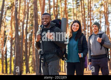 Trois amis internationaux randonnée dans la forêt d'automne Banque D'Images