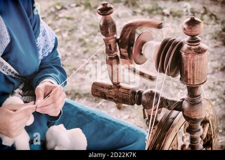 Vintage distaff crée des fils à partir d'une broche. Volant rétro à la main dans la nature, le style de vie. Banque D'Images