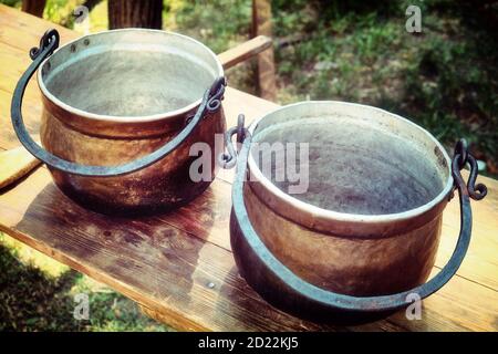 Grandes chaudières en fonte pour cuisiner dans les temps anciens. Pots rétro à utiliser sur un feu ouvert. Banque D'Images