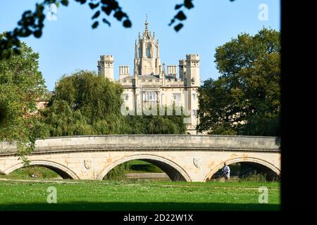 En train de passer sous un pont au-dessus de la rivière Cam au Trinity College, university de Cambridge, en Angleterre, avec le St John's College en arrière-plan. Banque D'Images