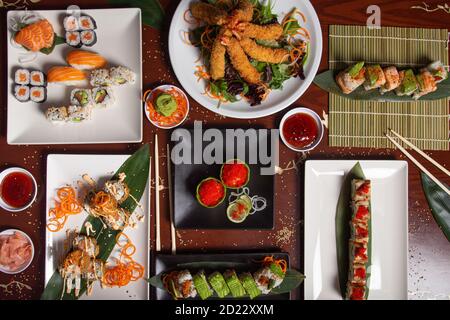 Assortiment de plats japonais typiques servis à la table du restaurant. Sushi, niguiri, tempura, maki. Banque D'Images
