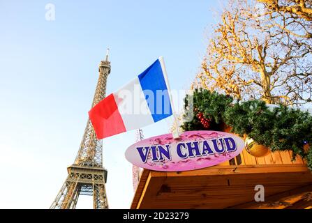 PARIS, FRANCE - 26 DÉCEMBRE 2015: Vin chaud chaud chaud chaud chaud (vin chaud en français) à vendre marché de Noël près de la tour Eiffel. Banque D'Images