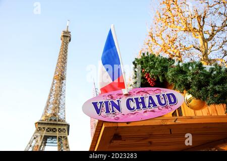 PARIS, FRANCE - 26 DÉCEMBRE 2015: Vin chaud chaud chaud chaud chaud (vin chaud en français) à vendre marché de Noël près de la tour Eiffel. Banque D'Images