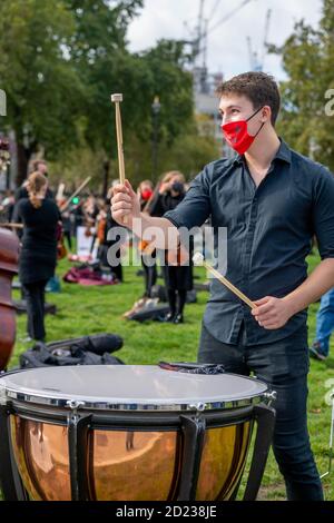 Londres, Royaume-Uni. 6 octobre 2020. Démonstration de musique en direct avec un orchestre fort de 400 sur la place du Parlement demandant des emplois ou le soutien du gouvernement crédit: Ian Davidson/Alay Live News Banque D'Images