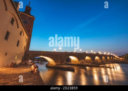 Vieux pont de pierre à Ratisbonne. Ratisbonne, Bavière, Allemagne. Banque D'Images