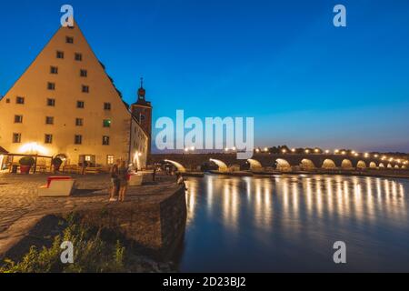 Vieux pont de pierre à Ratisbonne. Ratisbonne, Bavière, Allemagne. Banque D'Images