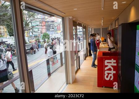 Les personnes qui se trouvent dans le centre d'information touristique nouvellement ouvert appelé « boîte Hibu Hachi » à Shibuya, Tokyo. Il a été ouvert le 1er octobre 2020 et a remplacé le célèbre train vert vintage qui a accueilli le centre pendant de nombreuses années. Il a été ouvert le 1er octobre 2020 et a remplacé le célèbre train vert vintage qui a accueilli le centre pendant de nombreuses années. Banque D'Images