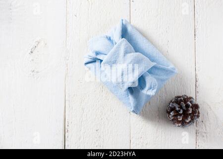 Furoshiki - technique japonaise traditionnelle d'emballage nouant des articles pour le cadeau. Emballage cadeau sans gaspillage. Banque D'Images