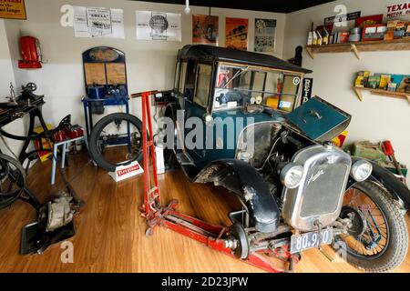 La scène de l'atelier de garage d'Austin recréée au musée de l'automobile du sud, Otaihanga, Île du Nord, Nouvelle-Zélande. Banque D'Images