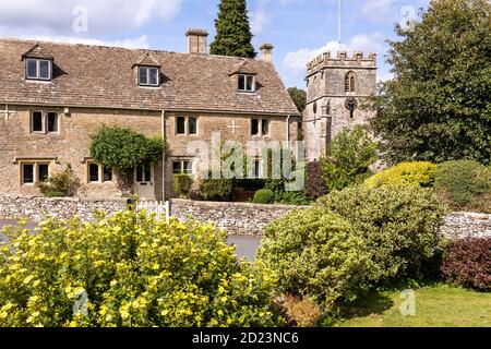 Ancienne ferme en pierre à côté de l'église St Andrews dans le village de Miserden, Gloucestershire, Royaume-Uni Banque D'Images