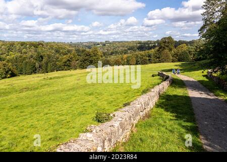 Le chemin vers Misarden Park dans le village de Miserden, Gloucestershire, Royaume-Uni Banque D'Images