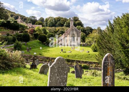 L'église de St John dans le village de Cotswold de Sheepscombe, Gloucestershire Royaume-Uni - le chantier est divisé par une voie en contrebas. Banque D'Images