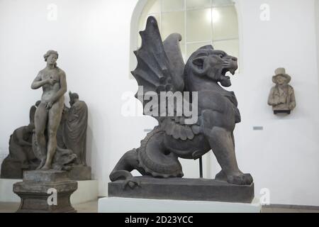 Griffon conçu par le sculpteur tchèque Bohuslav Schnirch (1887) une fois placé sur le bâtiment du Musée national (Národní muzeum) sur la place Venceslas (Václavské náměstí) à Prague, aujourd'hui exposé dans le Lapidarium du Musée national (Lapidárium Národního muzea) à Prague, en République tchèque. La statue a été enlevée au musée après qu'elle a été gravement endommagée pendant l'invasion soviétique en Tchécoslovaquie en août 1968. Banque D'Images