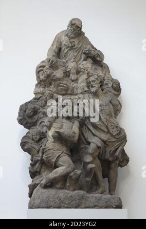 Baptême de Jésus par Saint Jean-Baptiste dans le Jourdain. Statue baroque du sculpteur bohémien Jan Brokoff (1706) une fois placé sur le pont Charles de Prague, maintenant exposé dans le Lapidarium du Musée national (Lapidárium Národního muzea) à Prague, République tchèque. La statue a été retirée du pont Charles après avoir été endommagée pendant la Révolution de Prague en 1848. Banque D'Images