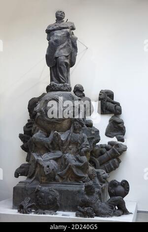 Statue de Saint Ignace de Loyola, gravement endommagée, par le sculpteur baroque tchèque Ferdinand Maxmilián Brokoff (1710-1711), une fois placé sur le pont Charles à Prague, aujourd'hui exposé dans le Lapidarium du Musée national (Lapidárium Národního muzea) à Prague, en République tchèque. La statue originale a été enlevée du pont Charles après qu'il a coulé pendant la grande inondation en septembre 1890. Banque D'Images