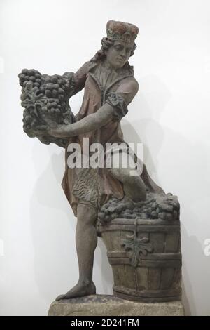 Statue baroque de Saint Venceslas le vigneron du sculpteur tchèque Jan Brokoff datant du début du XVIIIe siècle, une fois placé dans le bâtiment de la rue Libušina à Prague, aujourd'hui exposé dans le Lapidarium du Musée national (Lapidárium Národního muzea) à Prague, en République tchèque. Le bâtiment a été démoli en 1904. Banque D'Images