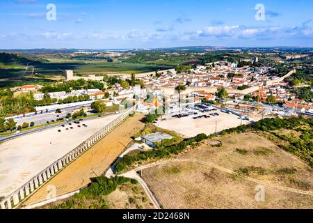 Vue aérienne d'Obidos avec l'aqueduc d'Usseira au Portugal Banque D'Images