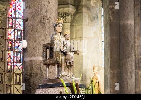 Orcival, France. Statue de la Vierge Marie dans la Basilique Notre-Dame (Basilique Notre-Dame), un catholique église romane d'Auvergne Banque D'Images