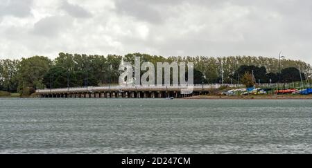 Pont routier vers Hayling Island dans le Hampshire Banque D'Images