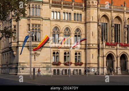 Les drapeaux allemands et saxons inférieurs ont hissé devant l'hôtel de ville de Braunschweig pour célébrer l'unification allemande 30 ans plus tôt. Banque D'Images