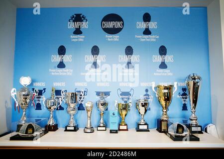 Trophées de l'Académie MCFC au bureau du directeur de l'Académie Mark Allen. Banque D'Images