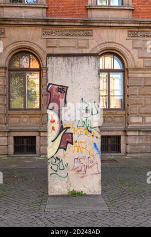 Le mur de Berlin était un symbole de division européenne dans la guerre froide. Des lacets de mur ont été envoyés partout en Allemagne en 2010 pour rappeler aux gens l'hérita du pays Banque D'Images