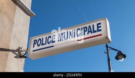 Police municipale (police municipale) signez sur le front de vente d'un poste de police local à une petite ville Banque D'Images