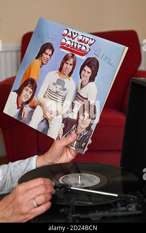 Femme d'âge moyen avec une copie de Bay City Roller album Rollin' sorti en 1974 et a été le premier Album pleine longueur le célèbre groupe des années 1970 photo Banque D'Images