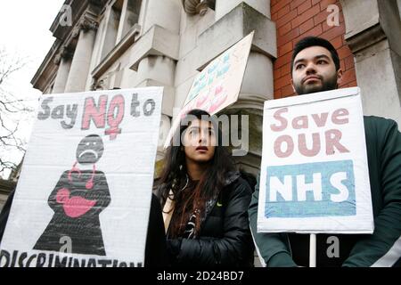 Des jeunes médecins en grève à l'extérieur de l'infirmerie royale de Manchester, Manchester. Banque D'Images