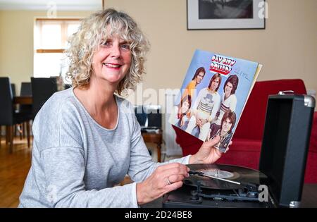 Femme d'âge moyen avec une copie de Bay City Roller album Rollin' sorti en 1974 et a été le premier Album pleine longueur le célèbre groupe des années 1970 photo Banque D'Images