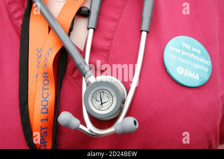 Des jeunes médecins en grève à l'extérieur de l'infirmerie royale de Manchester, Manchester. Banque D'Images