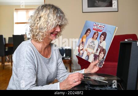 Femme d'âge moyen avec une copie de Bay City Roller album Rollin' sorti en 1974 et a été le premier Album pleine longueur le célèbre groupe des années 1970 photo Banque D'Images