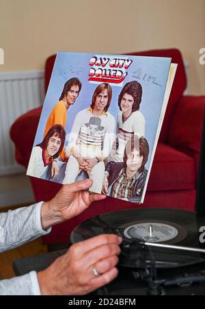 Femme d'âge moyen avec une copie de Bay City Roller album Rollin' sorti en 1974 et a été le premier Album pleine longueur le célèbre groupe des années 1970 photo Banque D'Images