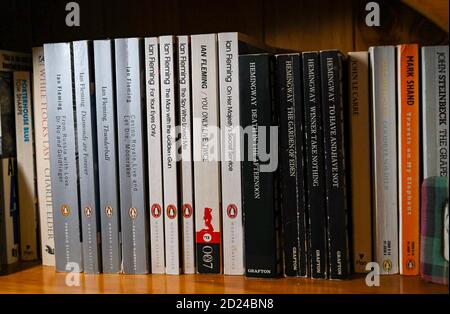 Romans d'espionnage James Bond écrits par l'auteur Ian Fleming and Ernest Hemingway livre sur la bibliothèque de la maison Banque D'Images