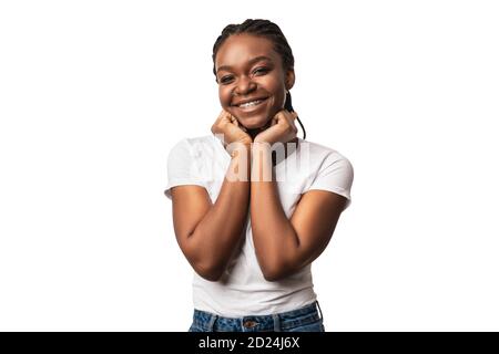 Femme afro-américaine souriante avec des parenthèses posant sur fond blanc Banque D'Images