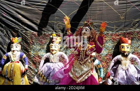 Poupées colorées de marionnettes Rajasthani de Jaisalmer. Les spectacles traditionnels de marionnettes au Rajasthan est une attraction touristique populaire. Banque D'Images