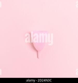 Coupe menstruelle sur fond rose. Composition monochrome Banque D'Images