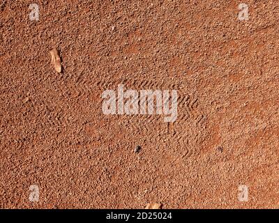 Détail de l'empreinte des chaussures de sport sur un court de tennis en terre battue. Sable et grain détaillés sur le sol Banque D'Images