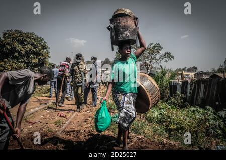 6 octobre 2020: Résidents locaux des bidonvilles de Kibera à la recherche de nouvelles maisons après que leurs maisons ont été démolies par le chemin de fer du Kenya après avoir réclamé leurs terres aux résidents. Credit: Donwilson Odhiambo/ZUMA Wire/Alay Live News Banque D'Images