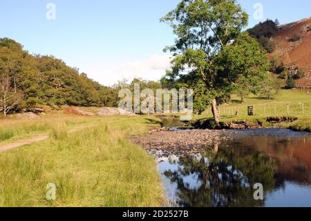 Début de l'automne à Watendlath Beck dans le district de English Lake. La piste longeant le beck mène au petit hameau de Watendlath lui-même. Banque D'Images