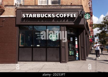Café Starbucks au coin de Dyckman Street et Broadway dans le quartier Inwood de Northern Manhattan à New York Banque D'Images