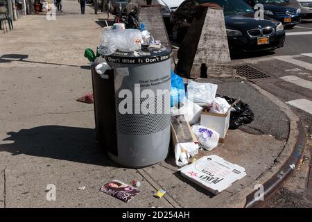 poubelle publique ou poubelle débordante dans un coin dans la ville de new york avec les mots ne détritus pas écrit sur elle Banque D'Images