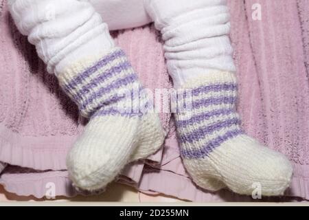 ULSTEINVIK, NORVÈGE - 2017 JANVIER 19. Chaussettes en laine blanche en maille pour enfants. Banque D'Images