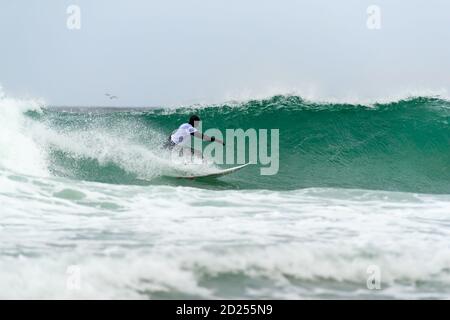 ULSTEINVIK, NORVÈGE - 2017 AVRIL 20. Personne dans l'océan pendant le surf avec de grandes vagues. Banque D'Images